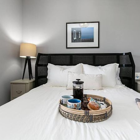 Lovely 2 Bedroom Suite Steps From The Beach Victoria Luaran gambar