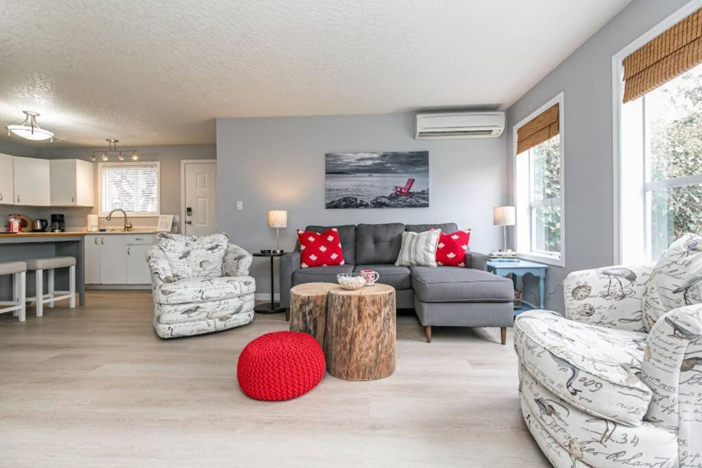 Lovely 2 Bedroom Suite Steps From The Beach Victoria Luaran gambar