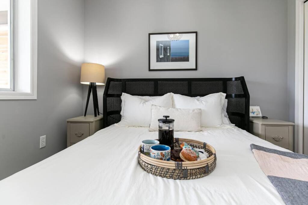 Lovely 2 Bedroom Suite Steps From The Beach Victoria Luaran gambar