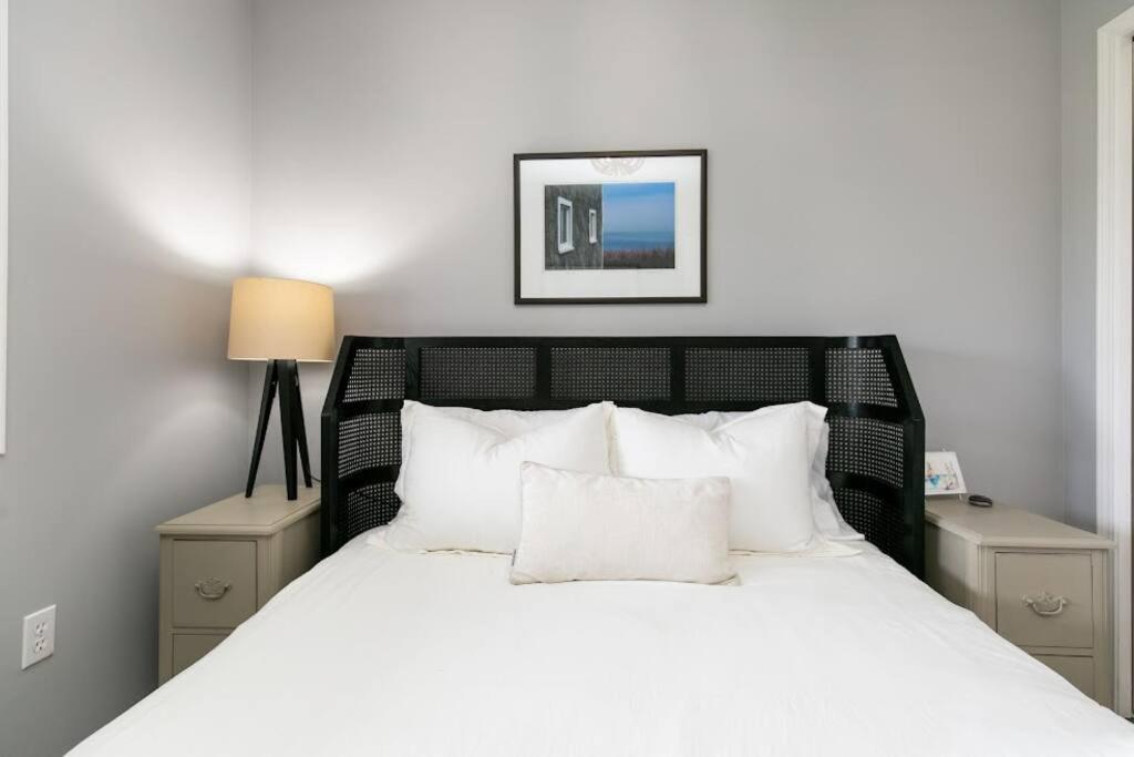 Lovely 2 Bedroom Suite Steps From The Beach Victoria Luaran gambar