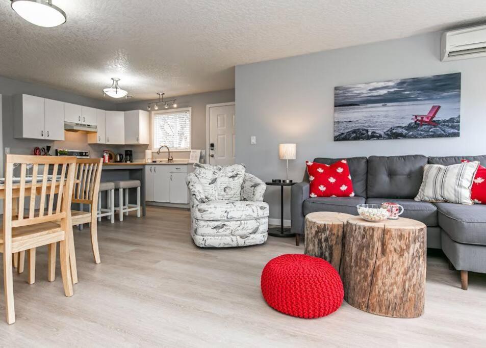 Lovely 2 Bedroom Suite Steps From The Beach Victoria Luaran gambar
