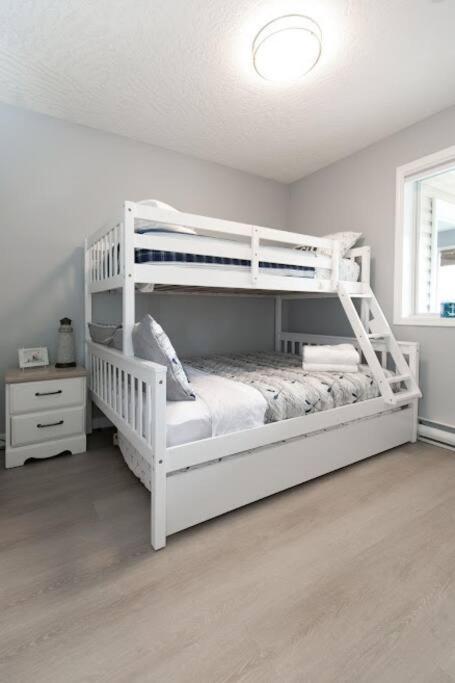 Lovely 2 Bedroom Suite Steps From The Beach Victoria Luaran gambar