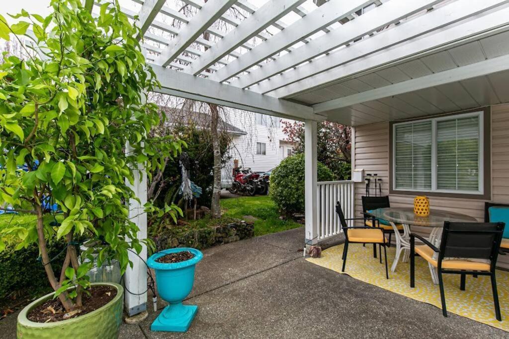 Lovely 2 Bedroom Suite Steps From The Beach Victoria Luaran gambar