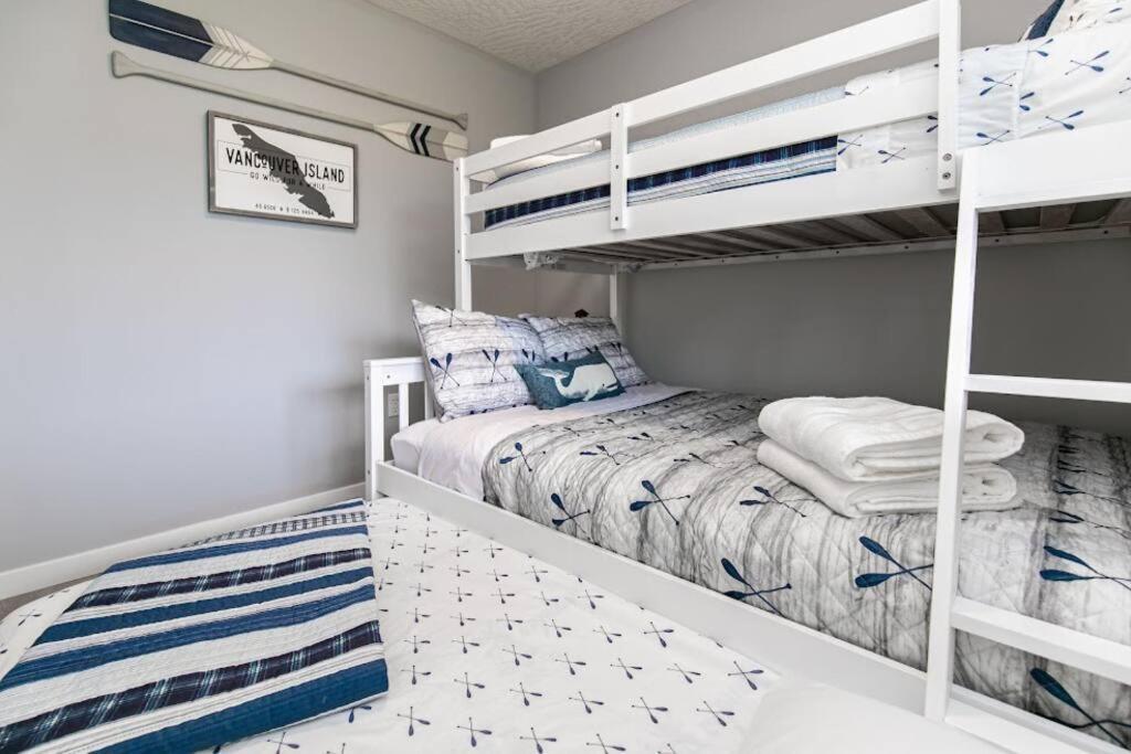 Lovely 2 Bedroom Suite Steps From The Beach Victoria Luaran gambar