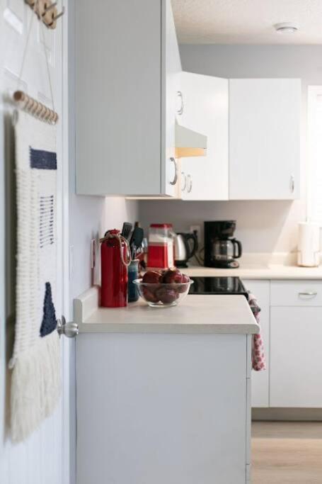 Lovely 2 Bedroom Suite Steps From The Beach Victoria Luaran gambar