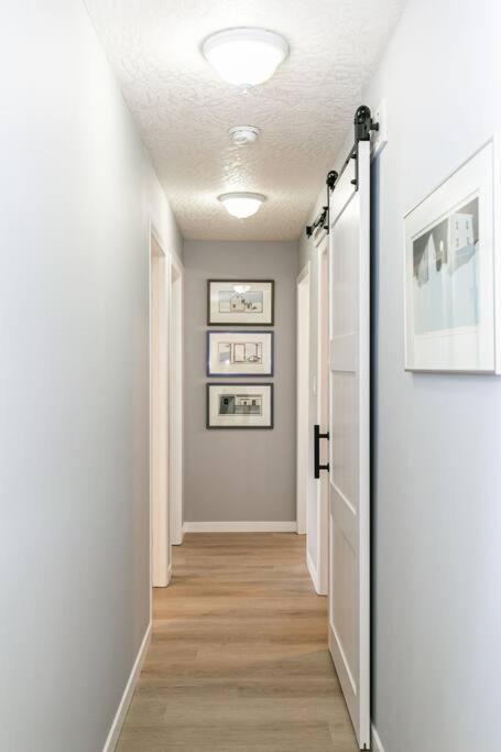 Lovely 2 Bedroom Suite Steps From The Beach Victoria Luaran gambar