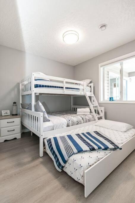 Lovely 2 Bedroom Suite Steps From The Beach Victoria Luaran gambar