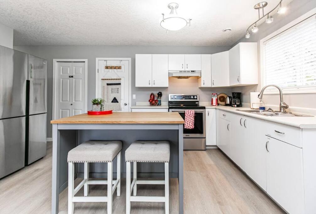 Lovely 2 Bedroom Suite Steps From The Beach Victoria Luaran gambar