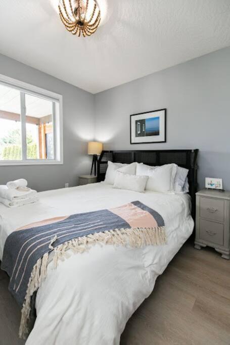 Lovely 2 Bedroom Suite Steps From The Beach Victoria Luaran gambar