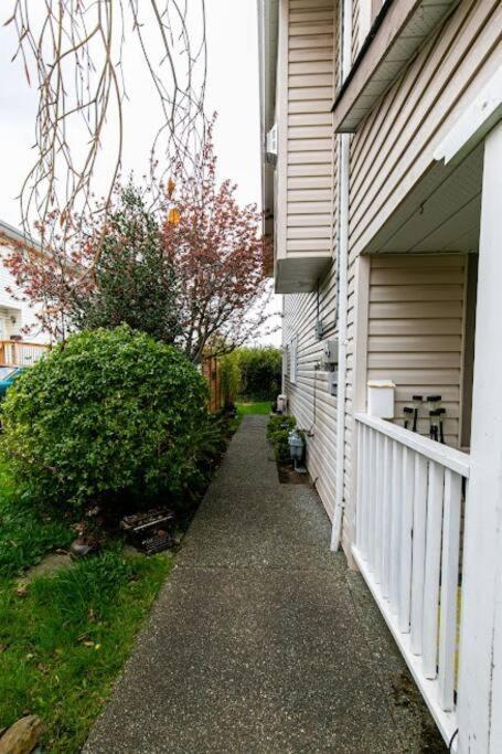 Lovely 2 Bedroom Suite Steps From The Beach Victoria Luaran gambar