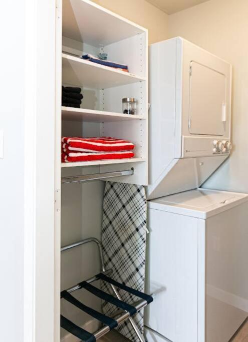 Lovely 2 Bedroom Suite Steps From The Beach Victoria Luaran gambar