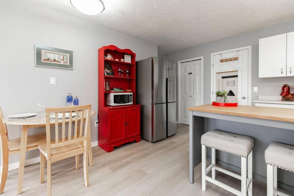 Lovely 2 Bedroom Suite Steps From The Beach Victoria Luaran gambar