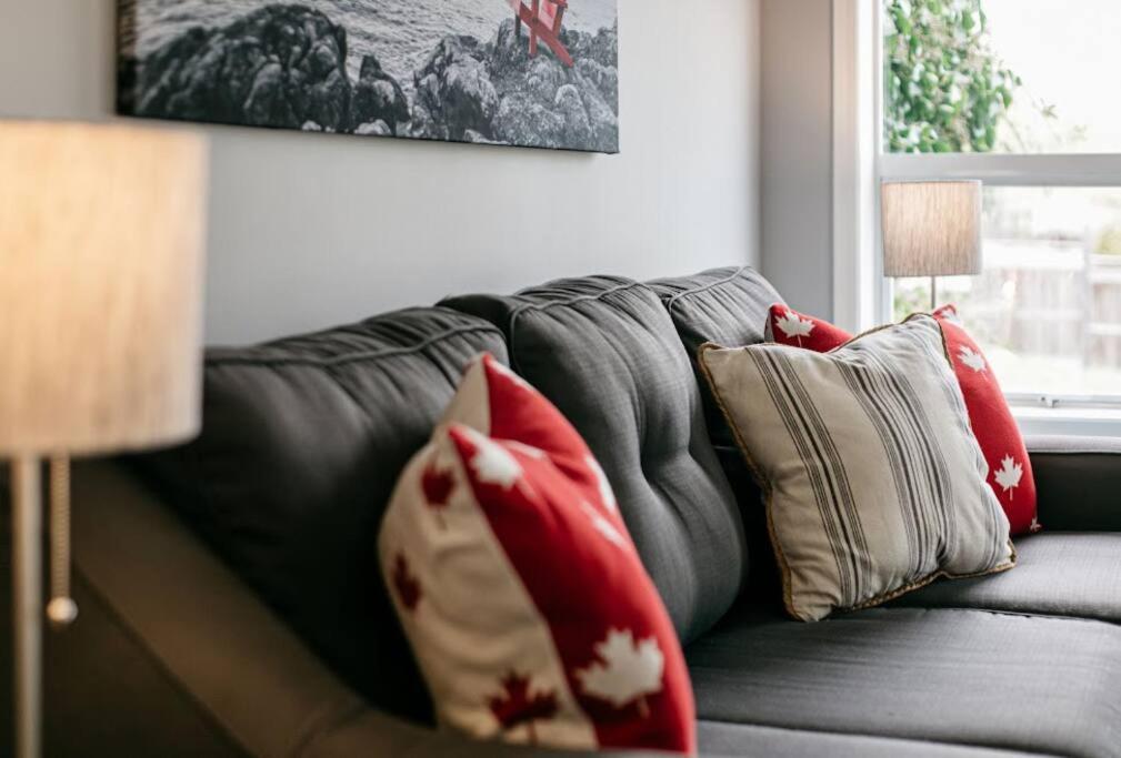 Lovely 2 Bedroom Suite Steps From The Beach Victoria Luaran gambar
