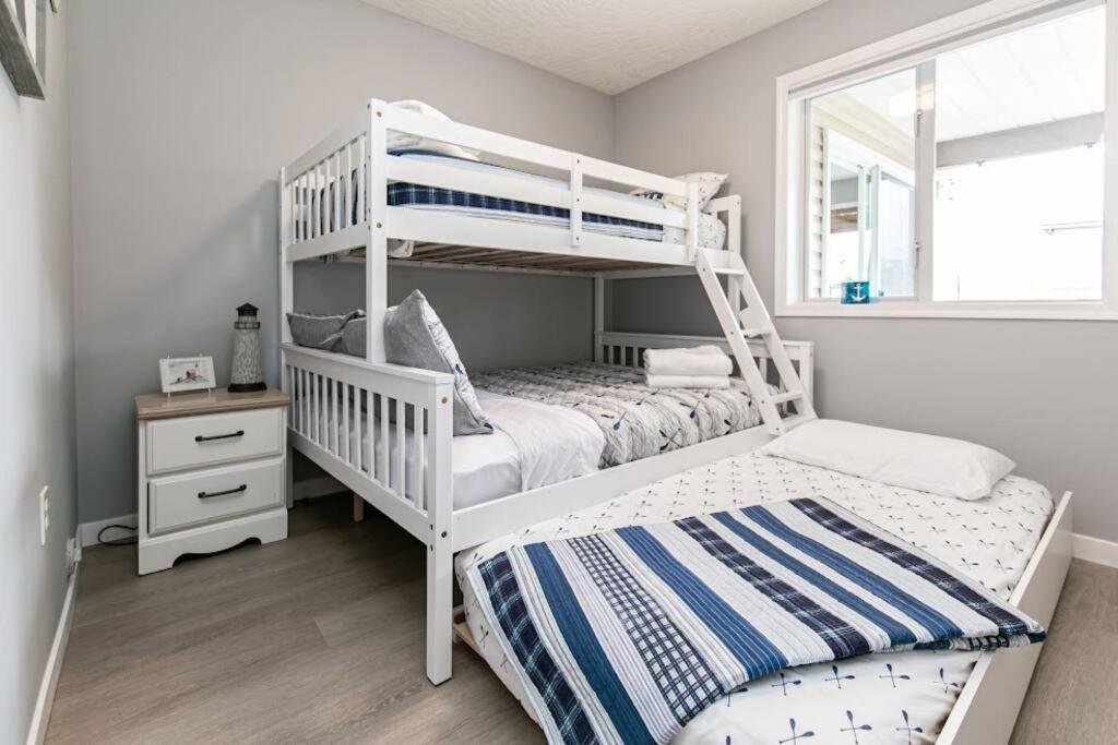 Lovely 2 Bedroom Suite Steps From The Beach Victoria Luaran gambar