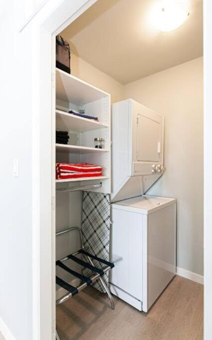 Lovely 2 Bedroom Suite Steps From The Beach Victoria Luaran gambar