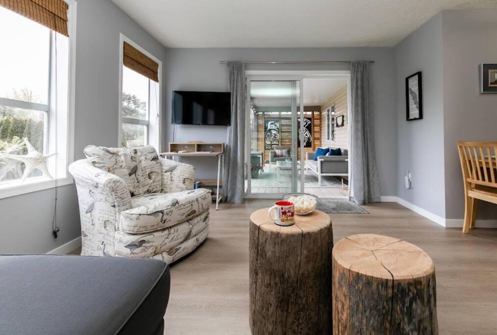 Lovely 2 Bedroom Suite Steps From The Beach Victoria Luaran gambar