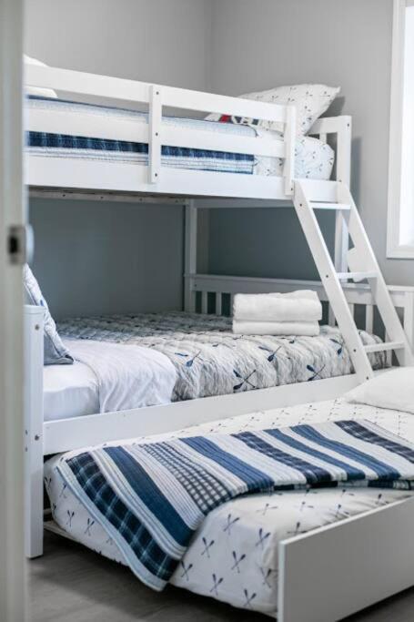 Lovely 2 Bedroom Suite Steps From The Beach Victoria Luaran gambar