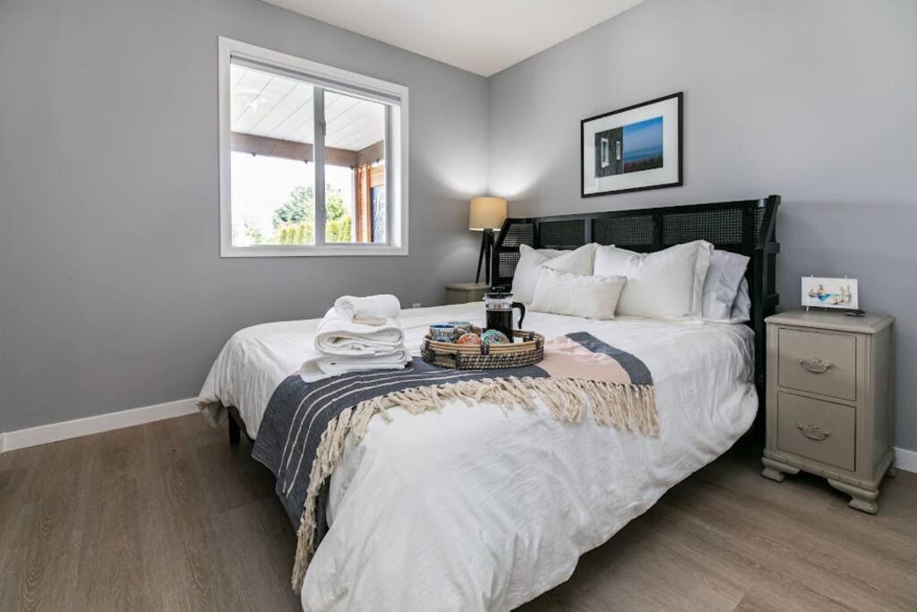 Lovely 2 Bedroom Suite Steps From The Beach Victoria Luaran gambar
